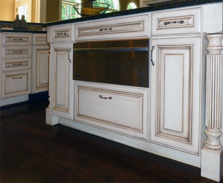 Modern color tint and re-glaze- this Brentwood, TN customer’s kitchen cabinets and center island received a hand rubbed modern furniture glaze update.