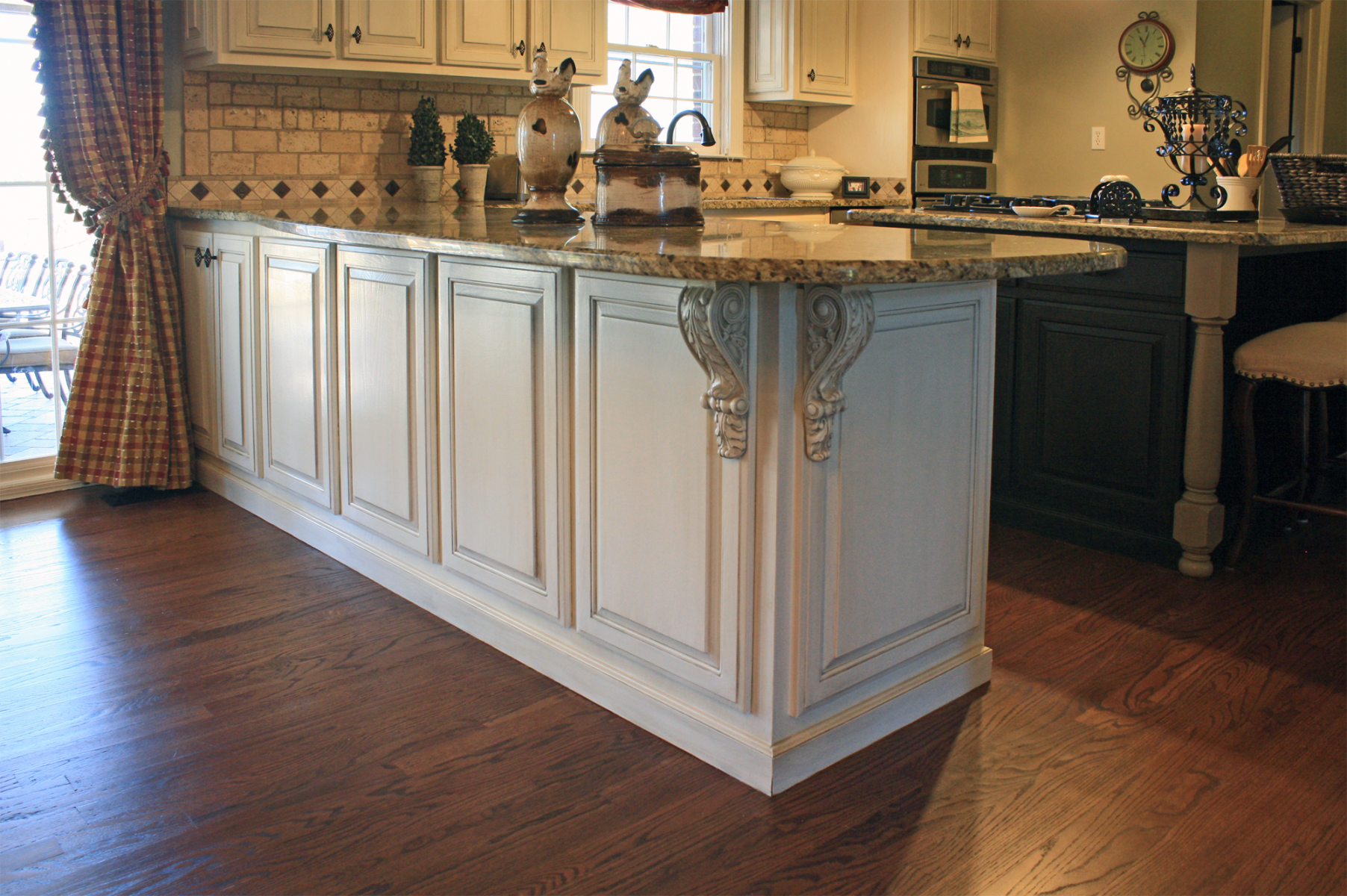 View this Mount Juliet customer’s kitchen cabinet transformation adding a warm modern Tuscan glaze look.