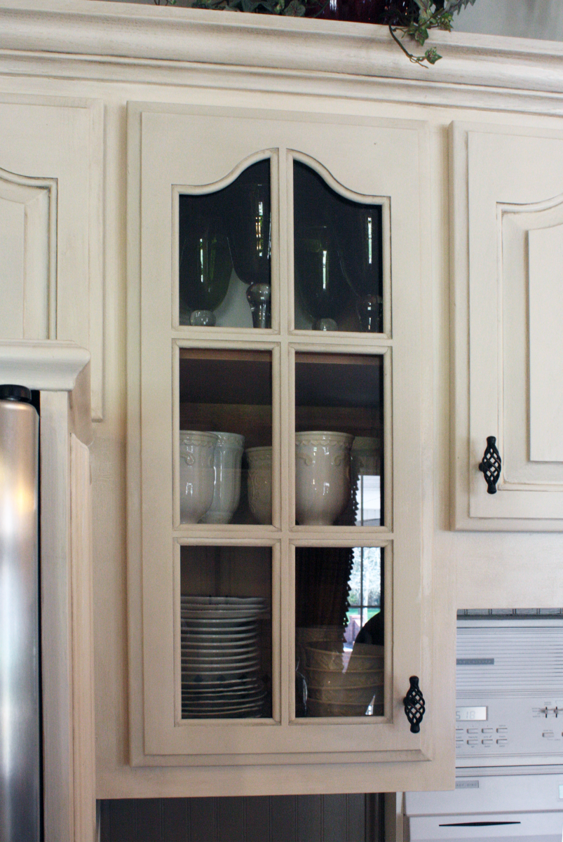 Up close view this Mount Juliet customer’s kitchen cabinet transformation adding a warm modern Tuscan glaze look.